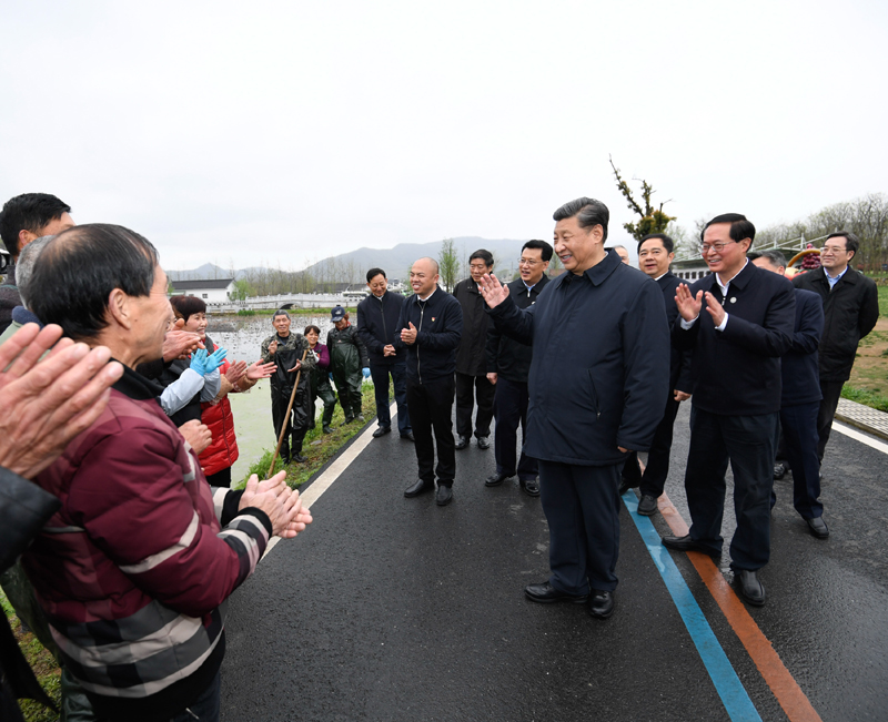 3月29日至4月1日，中共中央总书记、国家主席、中央军委主席习近平在浙江考察。这是3月30日，习近平在湖州市安吉县天荒坪镇余村考察调研，同正在清理荷塘的村民亲切交流，询问春耕备耕情况。